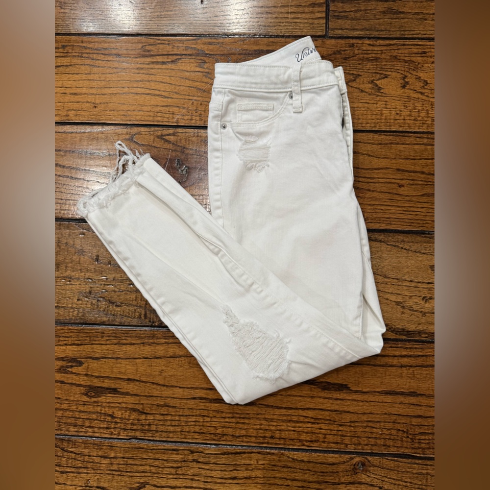 Universal Thread Women’s White High Rise Jeans Size 4 / 27 NWOT
